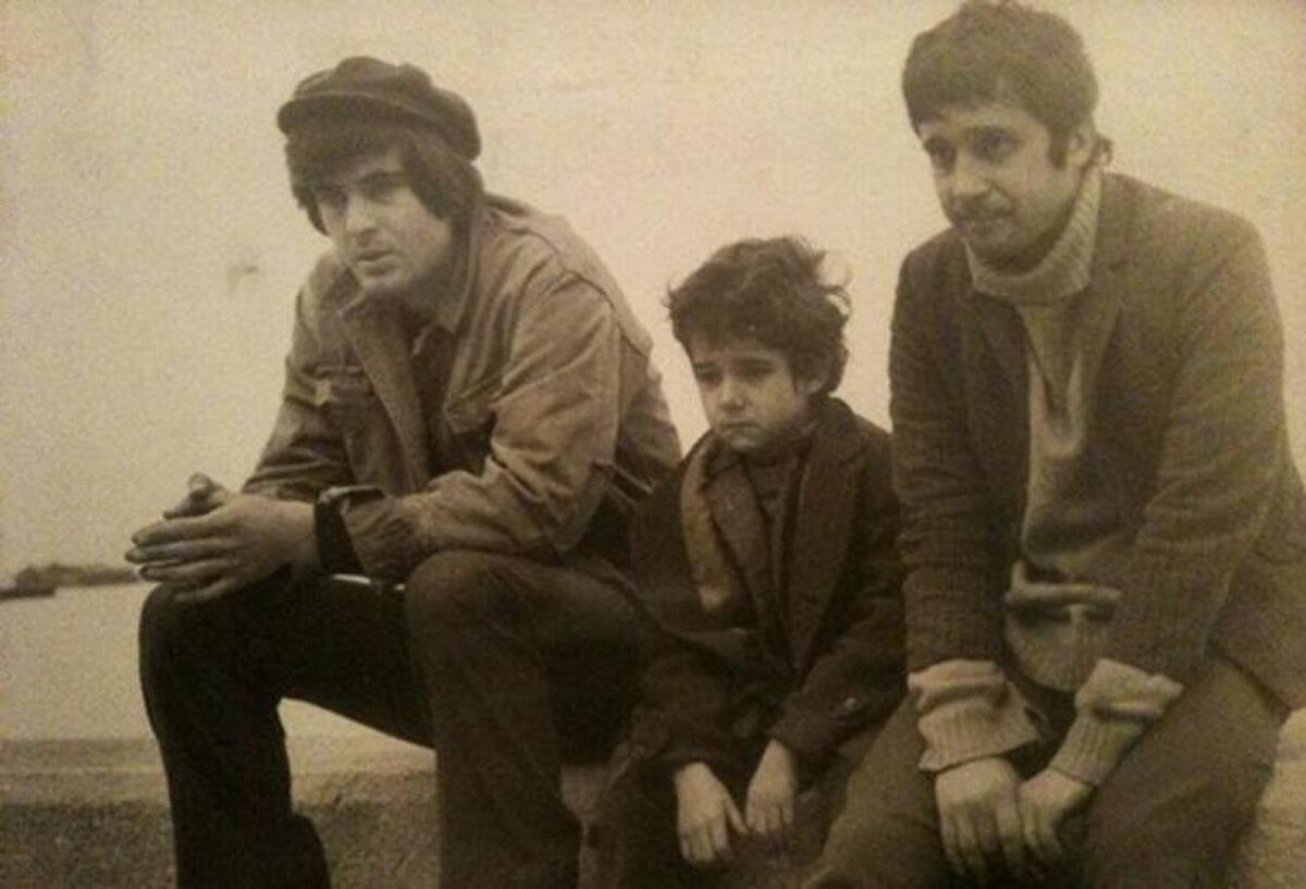 Daha 9 yaşındayken Halit Akçatepe ve Tarık Akan’la birlikte rol aldığı ‘Canım Kardeşim’ filmiyle hafızalarda yer edinen Kahraman Kıral, Yeşilçam ustaları hakkında konuştu.<br><br>‘Canım Kardeşim’ filminden bir ağabey-kardeş filmi olarak bahseden Kıral, “Tarık ve Halit ağabeyler de bana kardeşleri gibi davrandı” dedi.<br><br><br><br>