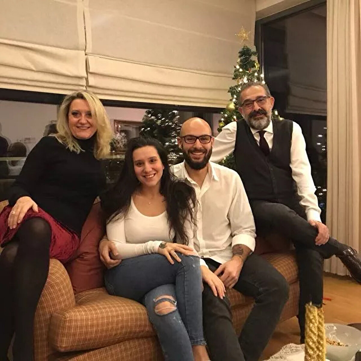 KAHRAMAN KIRAL KİMDİR?<br><br>Kahraman Kıral, (d. 1 Ocak 1964, İstanbul), Türk oyuncu, şarkıcı ve iş adamıdır. 1972–76 yılları arasında çocuk oyuncu olarak on dört filmde rol aldı. Bu filmlerden daha çok Canım Kardeşim, Şaşkın Damat, Gelin ve Oğul'daki oyunculuğuyla tanındı. 1976'da sinemayı bıraktı, sonraki yıllarda mobilya sektörüne girip ticarete atılmıştır.<br><br>Filmografi<br>1976: Yarınsız Adam · Ferhat<br>1975: Şaşkın Damat · Apti'nin Arkadaşı<br>1974: Erkekler Ağlamaz · Ali<br>1974: Oğul<br>1973: Izdırap<br>1973: Canım Kardeşim · Kahraman<br>1973: Gelin · Osman<br>1973: Teslim Ol Baba<br>1973: Ben Doğarken Ölmüşüm · Ali  Murat<br>1972: İlk Aşk<br>1972: Evlat<br>1972: Kırık Hayat · Bora<br>1972: Mahkum · Küçük Metin