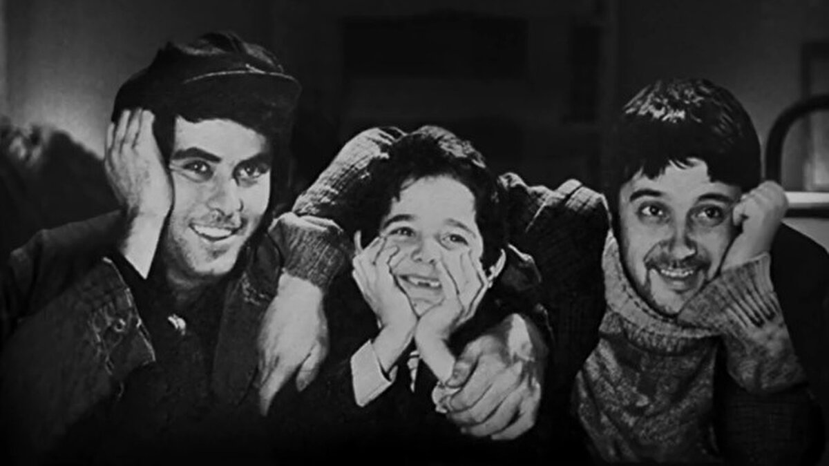 Tarık Akan ve Halit Akçatepe için, “Onlarla çok fazla yaşamadım ama onları öyle bir dönemde ve ortamda tanıdım ki herhalde Türkiye’nin en şanslı çocuklarından biriyim. 9 yaşında bir çocuk onlarla o hayatı yaşadı. Çok iyi izleri var hayatımda, çok güzel günler geçirdim, çok eğlendim” ifadesini kullandı.   <br><br>