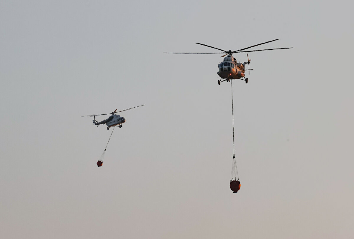 Şiddetli rüzgar nedeniyle yangının kontrol alınmasında güçlük çekildiğini aktaran Aksoy, "Şu anda tahminen 50 hektarlık bir alanın zarar gördüğü değerlendiriliyor. Yangını kontrol altına alabilmiş değiliz. Gece görüşlü 3 helikopterin de hazırlıkları yapılıyor. Kısa bir süre sonra onlar da yangına müdahale edecekler. Temennimiz yangını kontrol altına almak ve zarar gören alanları yeniden yeşillendirmek, yeniden ormanlık vasfına kazandırmaktır" dedi<br><br>