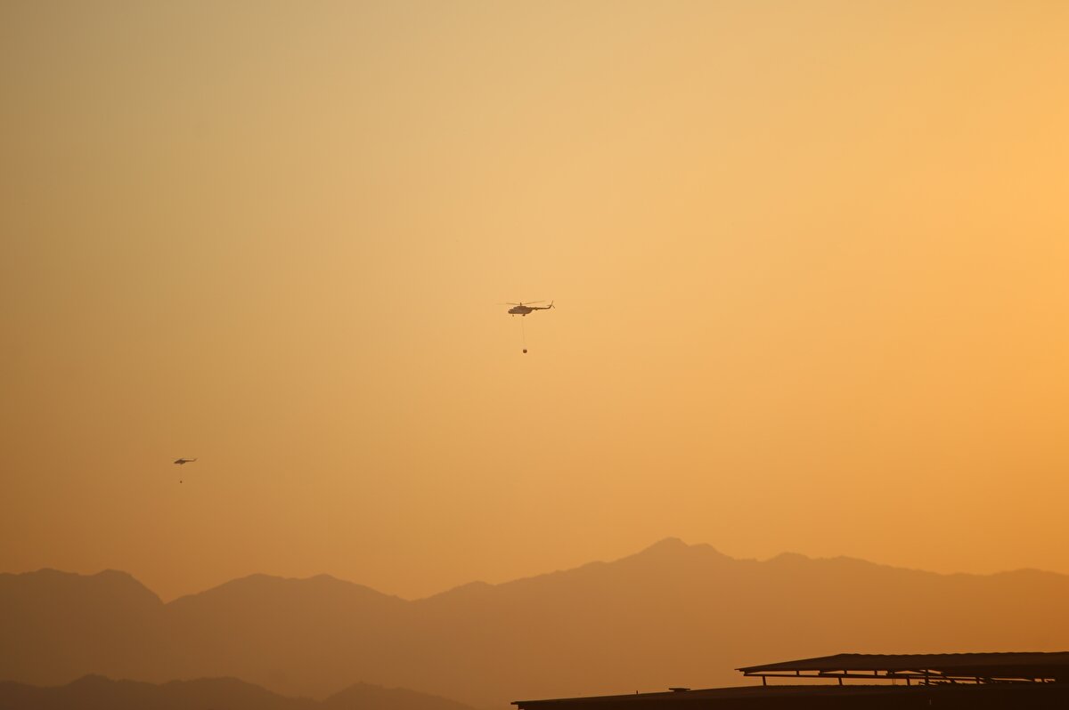 Gece havadan söndürme çalışmalarının devam etmesi için gece görüşlü helikopterler bölgeye yönlendirildi.<br><br>Sabahın ilk ışıklarıyla birlikte 18 helikopter ve 11 uçak çalışmalara katıldı. <br><br>