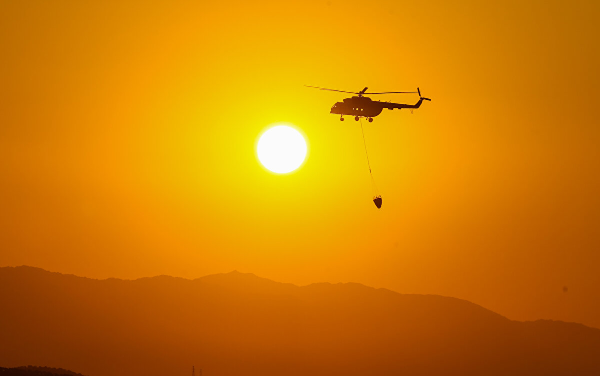 Yangın bölgesinde AFAD, emniyet, jandarma, sağlık personeli, belediye itfaiye ekipleri ve vatandaşlar görev alıyor.<br><br>