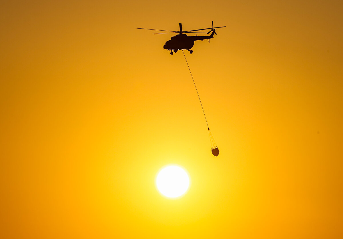 Karadan söndürme çalışmalarına 56 adet arazöz ve su tankeri, 7 adet dozer, 540 adet personel görev alıyor.<br><br>
