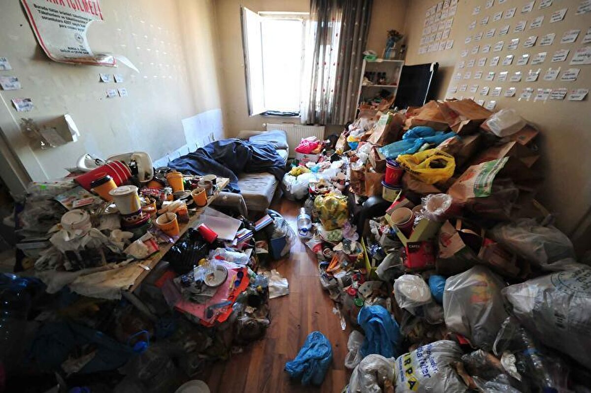 'HİÇ OKULA GİTMEMİŞ'<br>Hem medikal hem de psikolojik destek sağlandığını belirten Prof. Dr. Özkan, "Bunun için uzun zamanı var. Öncelikle doktorlarına güvenmesi gerekiyor. Doktorlarını sevmesi gerekiyor. Sonraki süreçte tedaviye devam edecek.<br><br>Odasında bir sürü oyuncağı var, çok mutlu. Benden hiçbir isteği olmadı. Okul durumunu sordum. Hiç okula gitmemiş. Okul dünyasını merak ediyor. Şu an için en çok istediğim şey, bir an önce okul ortamını görmesi. İnşallah çok başarılı olur. Topluma bir kazanç olur" dedi.<br><br>'HERKESİN DESTEĞİ ÇOK KIYMETLİ'<br><br>Cem Muhammet'in devlet koruması altında olduğu hatırlatan Prof. Dr. Özlenen Özkan, "Aile ve Sosyal Hizmetler'den memur arkadaşlarımız refakat ediyor. Sonraki süreci biz de bilmiyoruz. İnşallah en hayırlısı olur. Devlet bu çocuğu sahiplenirse, maddi olarak hiçbir sorun yok. Fakat manevi olarak herkesin desteği çok kıymetli" ifadelerini kullandı.