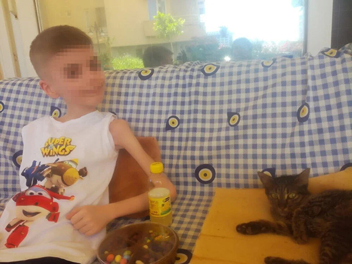 Bu hem psikiyatrik hem de medikal olarak çok önemli. Onu gayretli görmek bizi mutlu ediyor. Arada ufak tefek kilo kayıpları olabilir çünkü sıcak havada insanlar terliyor. Bunlar da metabolizmayı değiştiriyor. Yavaş yavaş kilo alacak. Hiçbir zaman olması gerektiği kiloda olamayacak gibi duruyor. Çünkü uzun sürede ciddi bir beslenme geriliği olmuş. İnşallah beklediğimiz yere varırız" diye konuştu.<br>'ELİNİZİ ATTIĞINIZDA SADECE KEMİK GELİYOR'<br><br>Kan değerlerinin geldiği güne göre daha iyi olduğunu aktaran Prof. Dr. Özkan, "Ancak kalpte hala istediğimiz yerde değiliz. Çünkü besin her şeyimiz. Uygun beslenme çok önemli. Ciddi manada kas kaybı mevcut. Elinizi attığınızda sadece kemik geliyor. Bu anlamda belki onlar da eski seviyesine ulaşmayacak seviyede. Bunun için gayret ediliyor. Hala yatakta çok ciddi bir hareketi yok. Elimizden gelen titizliği gösteriyoruz" ifadelerini kullandı.