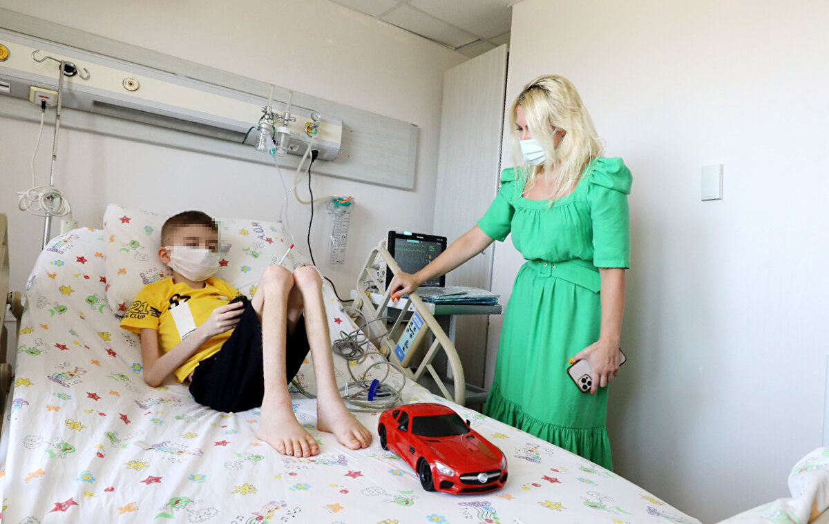 'BİRBİRİMİZE ALIŞTIK'<br><br>Akdeniz Üniversitesi Rektörü Prof. Dr. Özlenen Özkan, 3 gündür tedavi gören Cem Muhammet'in sağlık durumu hakkında bilgi verdi. Prof. Dr. Özkan, "Bize tekerlekli sandalyeyle getirmişlerdi. Çok halsiz ve kan değerlerinde sıkıntılar mevcuttu. Şu an için kan değerlerini biraz toparladık. 300 gram aldı. Her gün tartılıyor. Daha ürkek ve korkak. Şu an için birbirimize alıştık, o bize alıştı. Zaten çok kalabalık bir kadro, üzerine titizlikle titriyor. Şu anda bir çocuk ve insan için önemli olan şey; kendini güvende hissetmesi ve korkmaması. Gözlerinde o korkuyu görmüyorum, kendisini daha güvende hissediyor. Her şey iyi gidiyor" dedi.