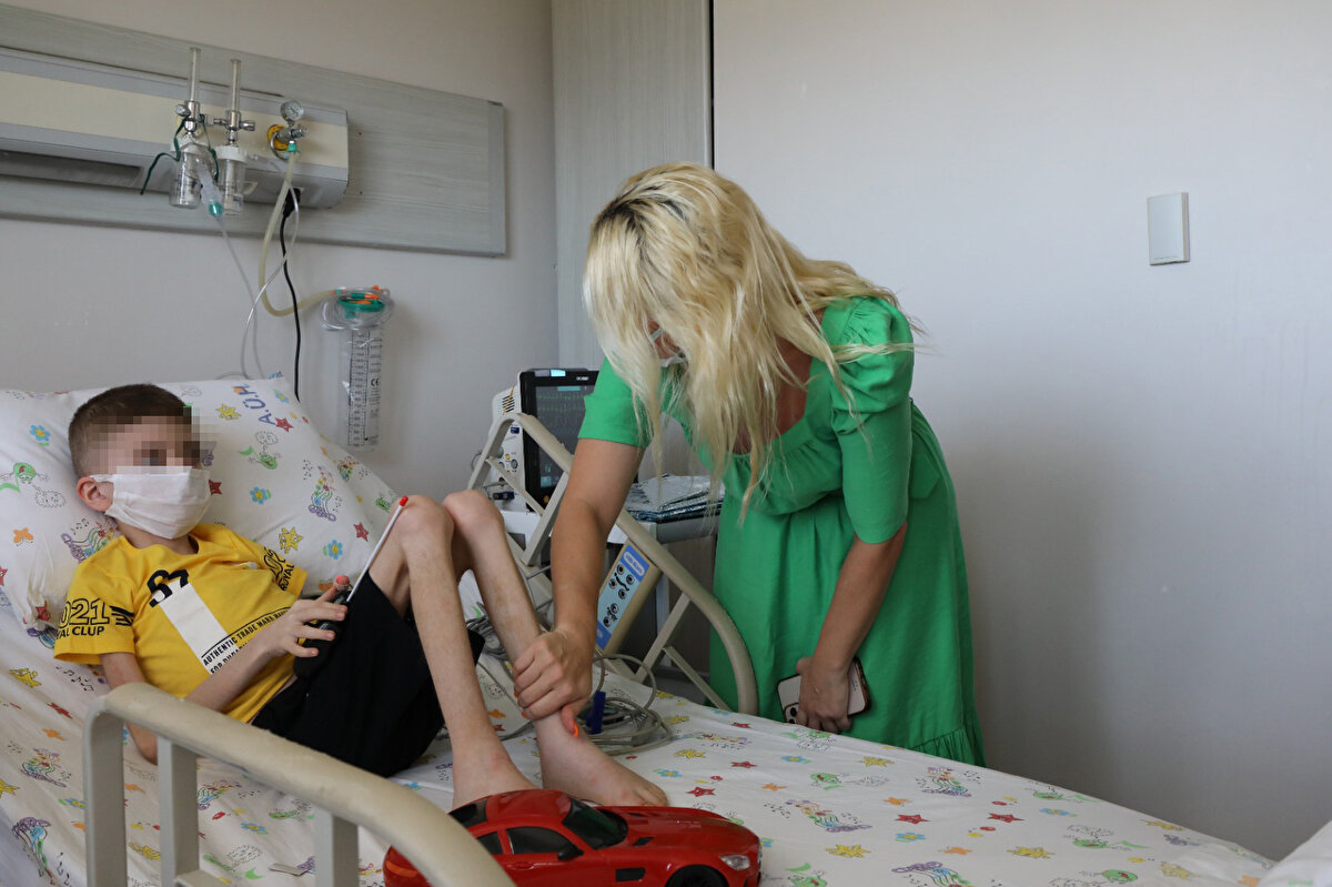 Bursa'nın Nilüfer ilçesi Görükle Sakarya Mahallesi'nde, 21 Temmuz'da boşaltılmak istenen çöp evdeki kilitli odada teyzesi Kamuran Pınar A. tarafından alıkonulup, baygın halde bulunan Cem Muhammet A., Antalya'da oturan annesi Yasemin A.'ya teslim edildi. Kamuran Pınar A. ifadesinin ardından tutuklanırken, Cem Muhammet ise savcılık emriyle Antalya Sosyal Hizmetler İl Müdürlüğü ekiplerince annesinin yanından alınarak, tedavisi için Akdeniz Üniversitesi Hastanesi'ne götürüldü.<br><br>