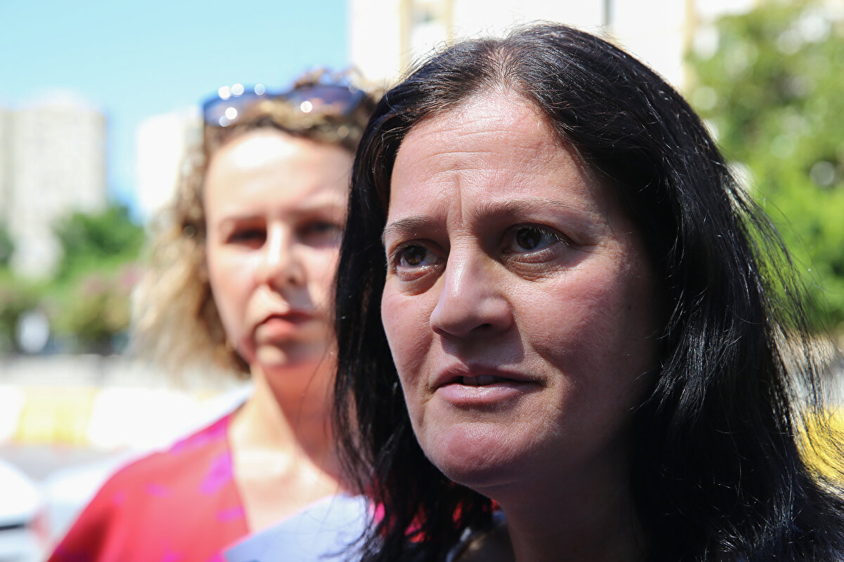 Yasemin A., "Elimde hiçbir bilgi yoktu" diyerek kendini savundu. Yasemin A., "Kendi eşinden çocuğunu kaçırdığı için adres yok ben deli miyim niye gidip çocuğumu almıyım adres olsa. Kız kardeşim suçlu olduğu kadar bir şey yapmayan memur ve amirlerden de sonuna kadar şikayetçiyim" dedi.<br><br>