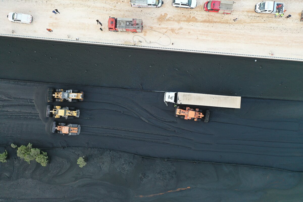 Otoyolda biriken çamurlu suyun tahliyesine başlandı.<br><br>Tali yollardan atık su birikintisinin olduğu alana ulaşan onlarca iş makinesi, otoyolun çevresindeki dağlık yerlerden delikler açarak suyu tahliye ediyor.<br>