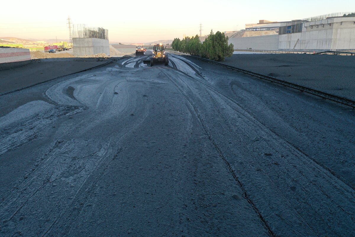 Gaziantep Valisi Davut Gül, yaklaşık 10 saattir devam eden atık tahliye çalışmaları hakkında bilgi aldı. OSB Başkanı Cengiz Şimşek ve diğer yetkililerle görüşen Vali Gül, yoldaki çalışmalara ilişkin açıklama yaptı.<br><br>Yaşanan olayda herhangi bir can kaybının yaşanmadığını vurgulayan Gül, TAG Otoyolu’nun kapanan kısmının öğlenden sonra trafiğe açılmasını beklediklerini kaydetti.