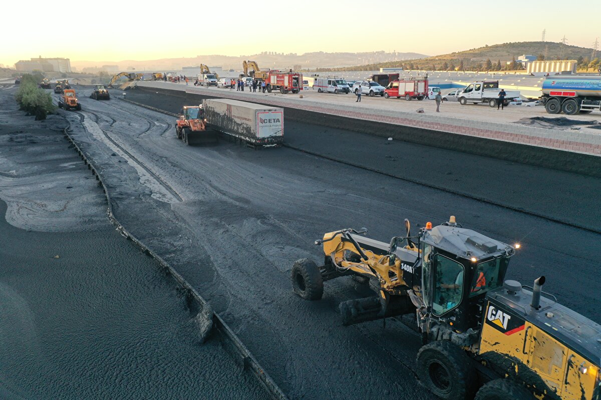 Suyun içerisinde kalan TIR'ın sürücüsü İrfan Bodur, gazetecilere, otoyolda ilerlerken önündeki otomobilin takla attığını dile getirerek, "Frene basıp durduktan sonra arabadan indim. Suyu görünce arabayı bırakıp kaçtım. Araba suyun içinde kaldı. Önümde kaza yapan aracın içindekiler çıkamadı. İçindekilere ne oldu bilmiyorum." dedi<br><br>