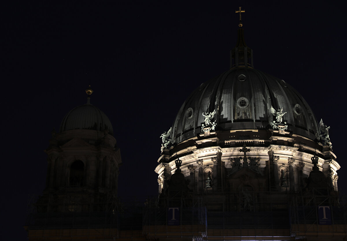 Rusya, Almanya'nın gaz arzını önemli ölçüde azalttıktan sonra Hannover kenti sıcak suyu kapatan ilk büyük şehir oldu.<br><br>Almanya'nın kuzeyindeki Hannover kenti, enerji tasarrufu amacıyla kamu binalarında veya yüzme havuzlarında, spor salonlarında ve spor salonlarındaki duşlarda el yıkamak için sıcak suyun artık mevcut olmayacağına karar verdi.