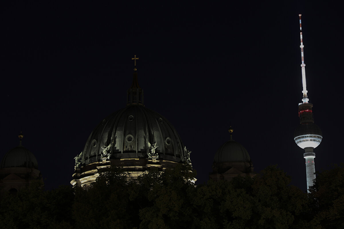 Işıklandırılmayacak olan bina ve anıtların ilk kademesinde, Berlin Dom Kilisesi, Lustgarten, Reiterstandbild Friedrich II. Unter den Linden ve Zeughaus yer aldı.<br><br>