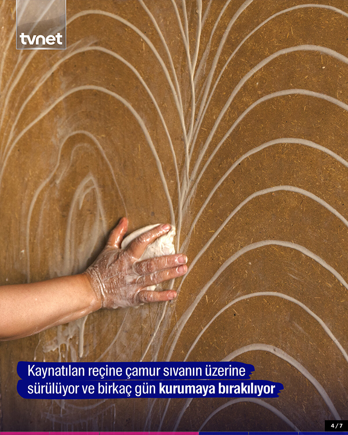 Kaynatılan reçine çamur sıvanın üzerine sürülüyor ve birkaç gün kurumaya bırakılıyor