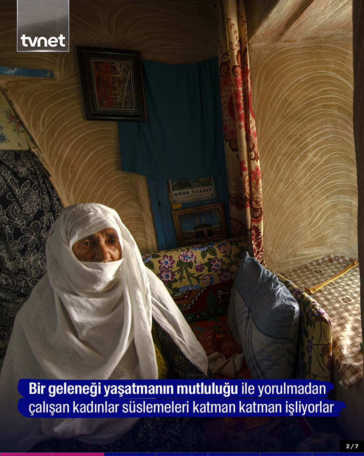 Bir geleneği yaşatmanın mutluluğu ile yorulmadan çalışan kadınlar süslemeleri katman katman işliyorlar