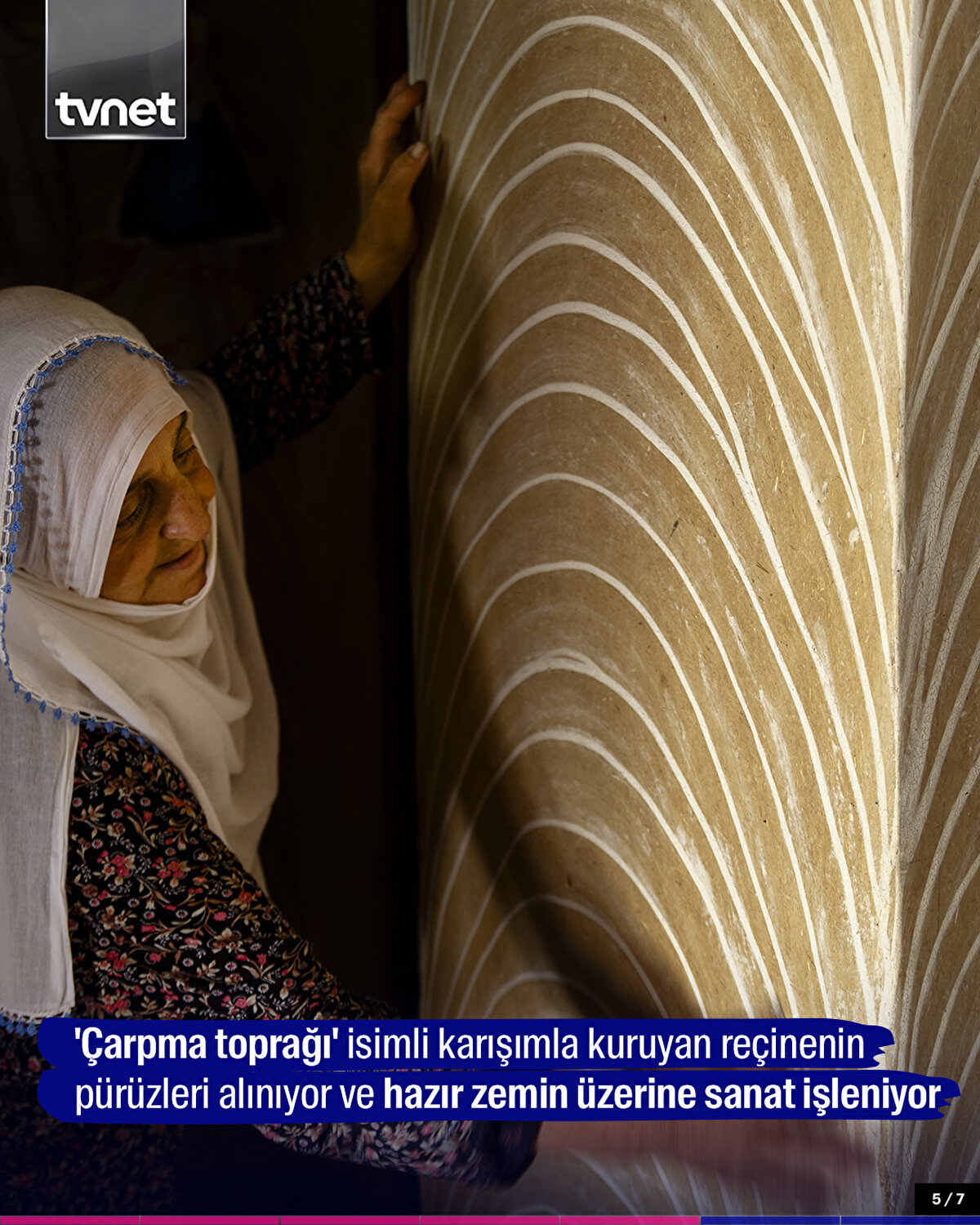 'Çarpma toprağı' isimli karışımla kuruyan reçinenin pürüzleri alınıyor ve hazır zemin üzerine sanat işleniyor