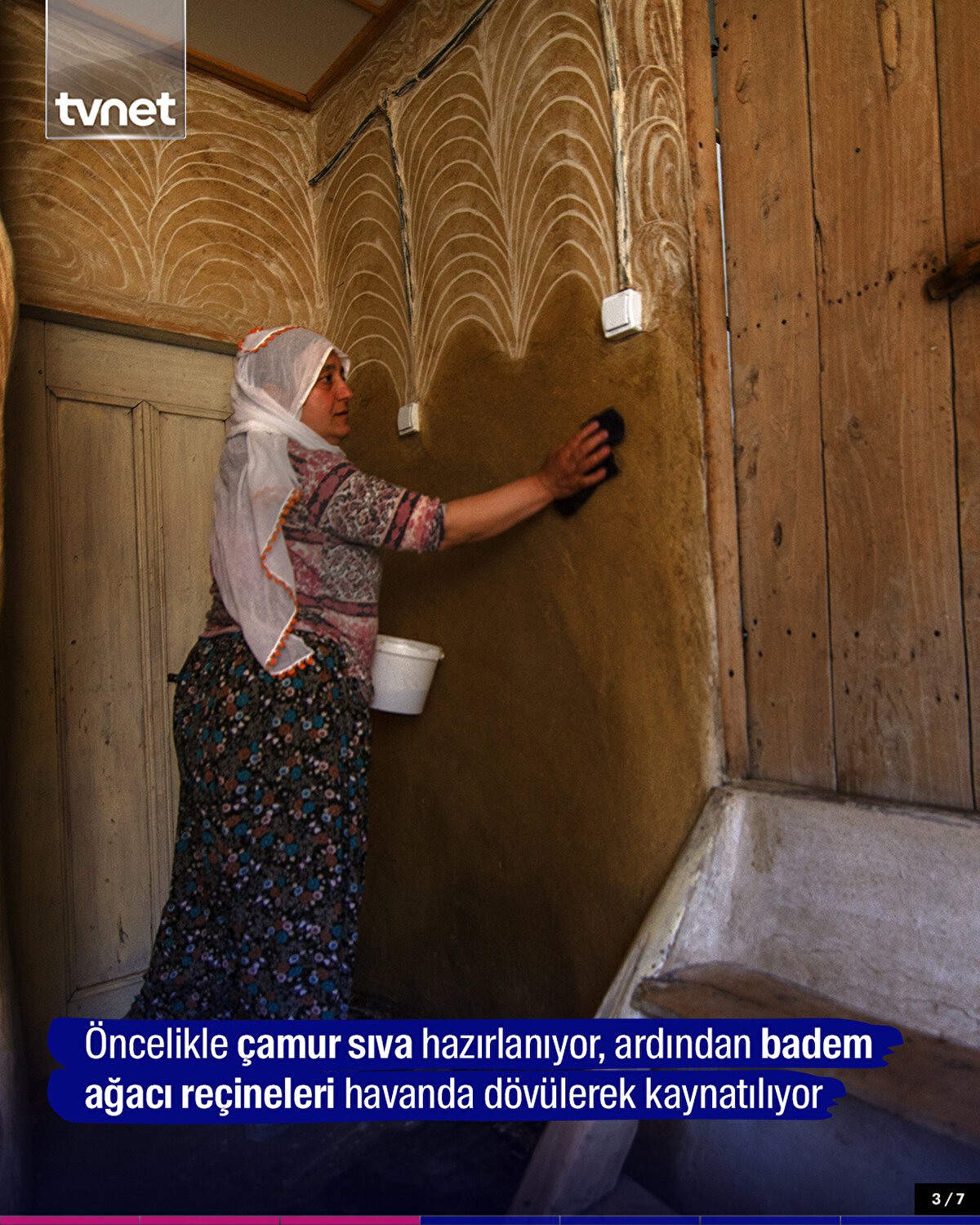 Öncelikle çamur sıva hazırlanıyor, ardından badem ağacı reçineleri havanda dövülerek kaynatılıyor