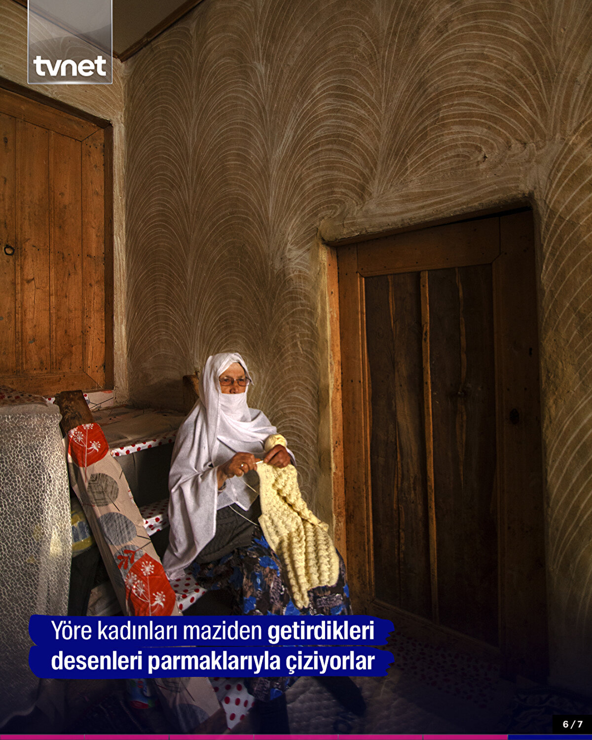 Yöre kadınları maziden getirdikleri desenleri parmaklarıyla çiziyorlar