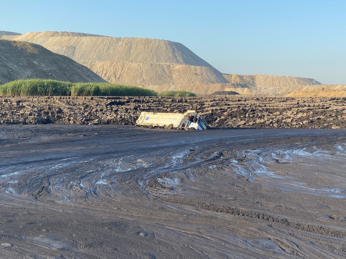 Manisa'nın Soma ilçesinde çamur altında kalan iş makinesi operatörüne ve bir işçiye ulaşmak için çalışma başlatıldı.<br>