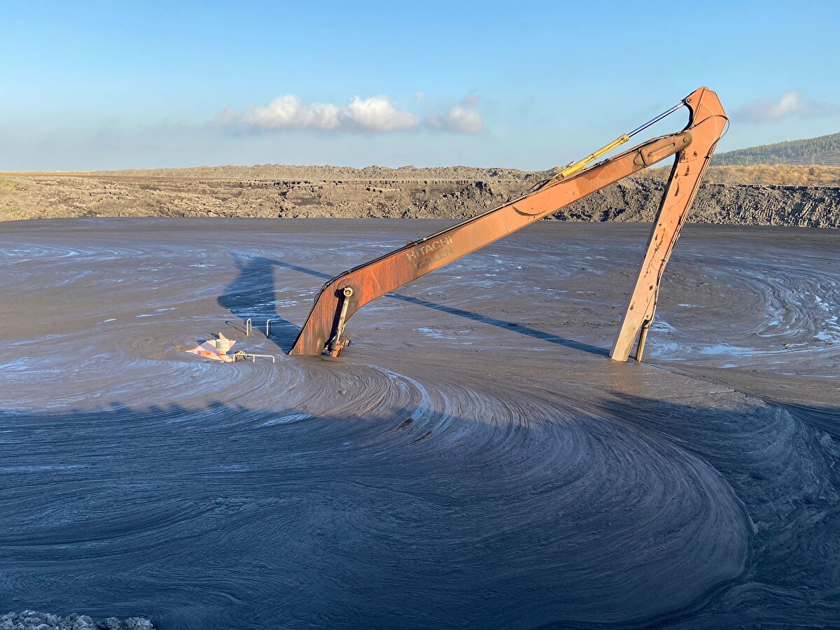 İşçilerden biri, göçüğün altında kamyonun üzerine çıkmayı başardı. İtfaiye ekiplerince kamyonun üzerinden kurtarılan işçi, sağlık ekiplerine teslim edildi.<br><br>