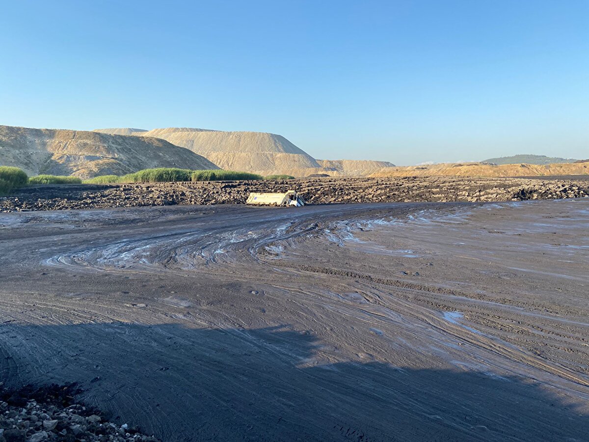 Çamurda kaybolan iş makinesi operatörüne ulaşılması için de AFAD, Manisa Büyükşehir Belediyesi İtfaiye Dairesi Başkanlığı ekiplerince çalışma başlatıldı.<br><br>