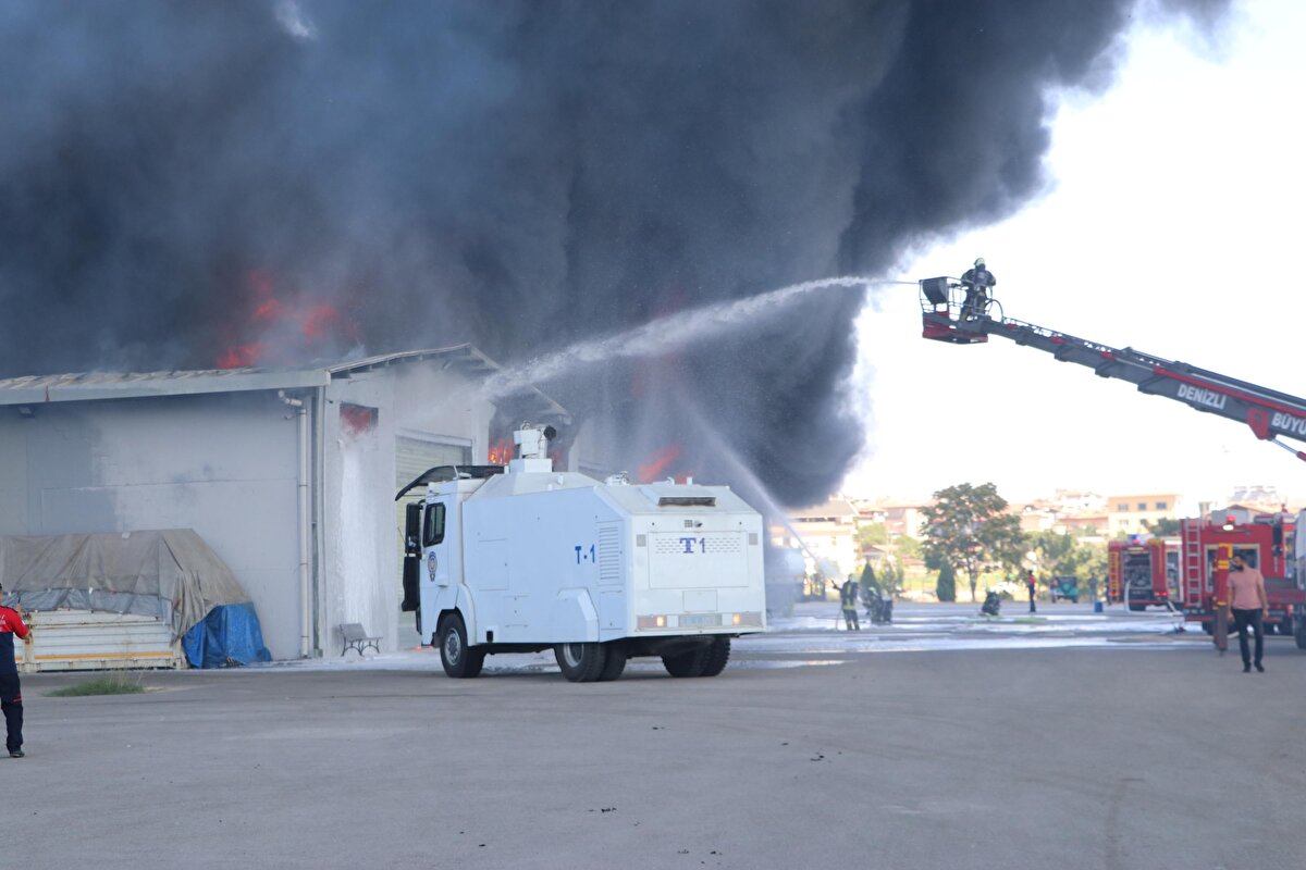 Alevler kısa sürede tüm depoyu sardı.<br><br>