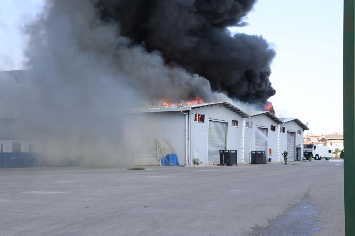 Gökyüzünü kaplayan siyah dumanlar şehrin pek çok noktasından görüldü.<br><br>