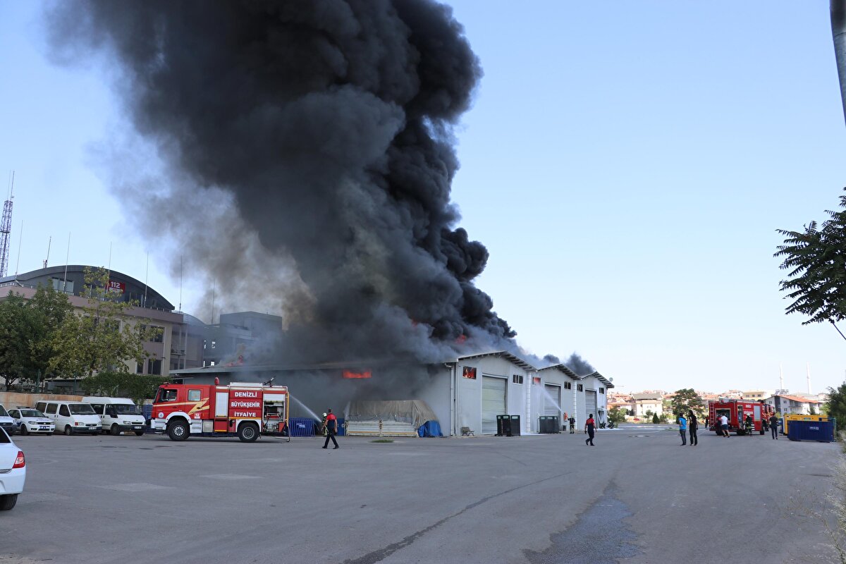 Alevlerin deponun yanında bulunan 112 Çağrı Merkezi'ne ulaşmaması için yoğun çaba sarf ediliyor.<br><br>