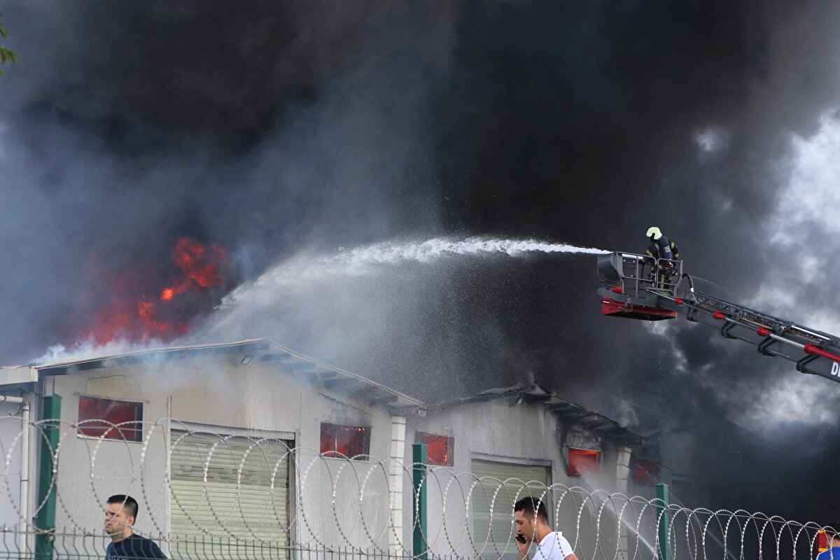 Depo içerisinde kıyafet ve oto lastiği gibi malzemelerin bulunduğu öğrenildi.<br><br>