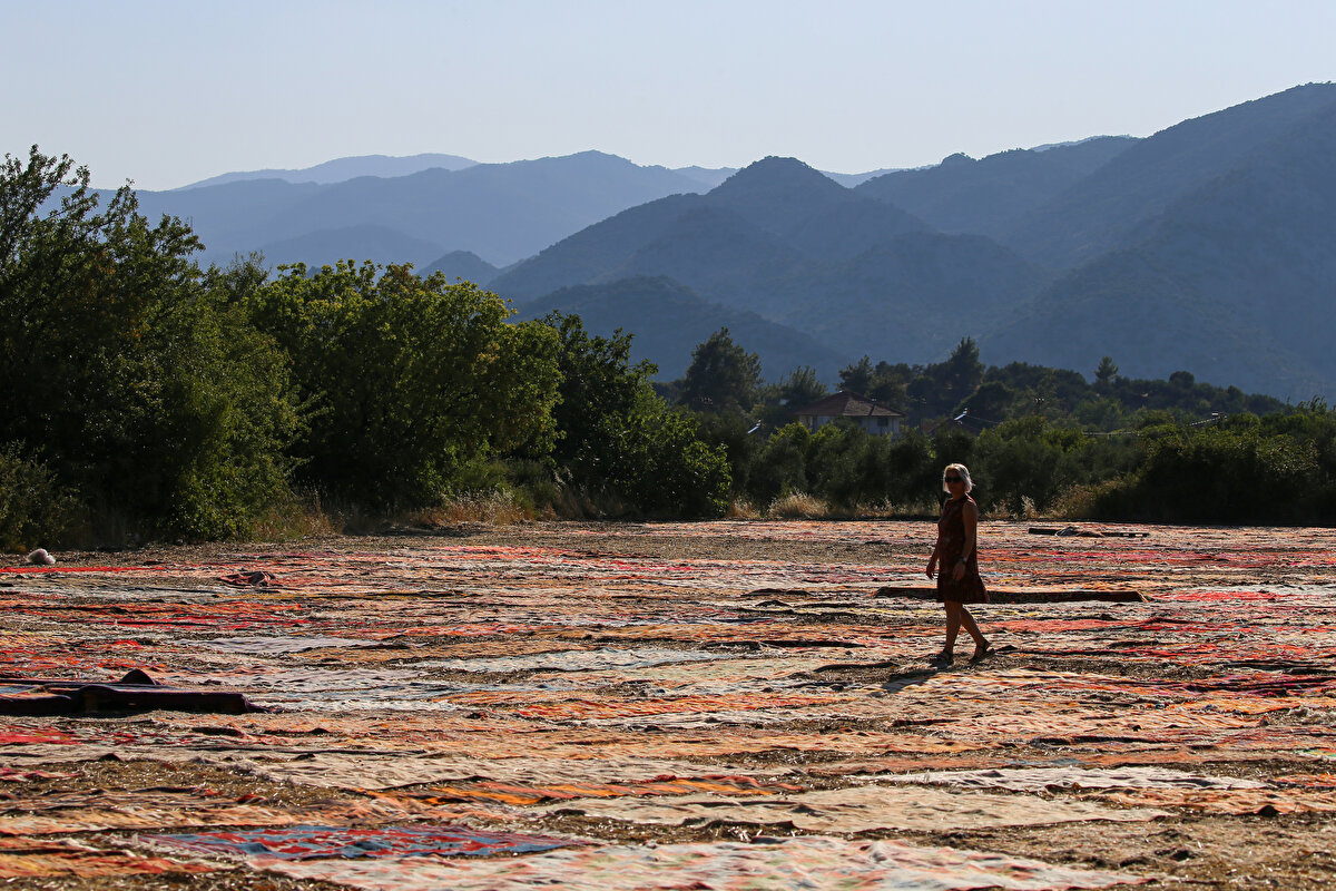 Bazı halı işletmecileri tarafından ABD başta olmak üzere dünyanın birçok ülkesine satılan halılar, yüksek fiyatlara alıcı buluyor. Binlerce halı ve kilimin serili olduğu "halı tarlaları", rengarenk bir görüntü oluşturuyor. Görüntü, kente gelen yerli ve yabancı turistlerin de ilgisini çekiyor. Fotoğraf meraklılarının da önemli bir adresi haline gelen "halı tarlaları"nda sanatçıların klipleri ile film sahneleri de çekiliyor.<br>