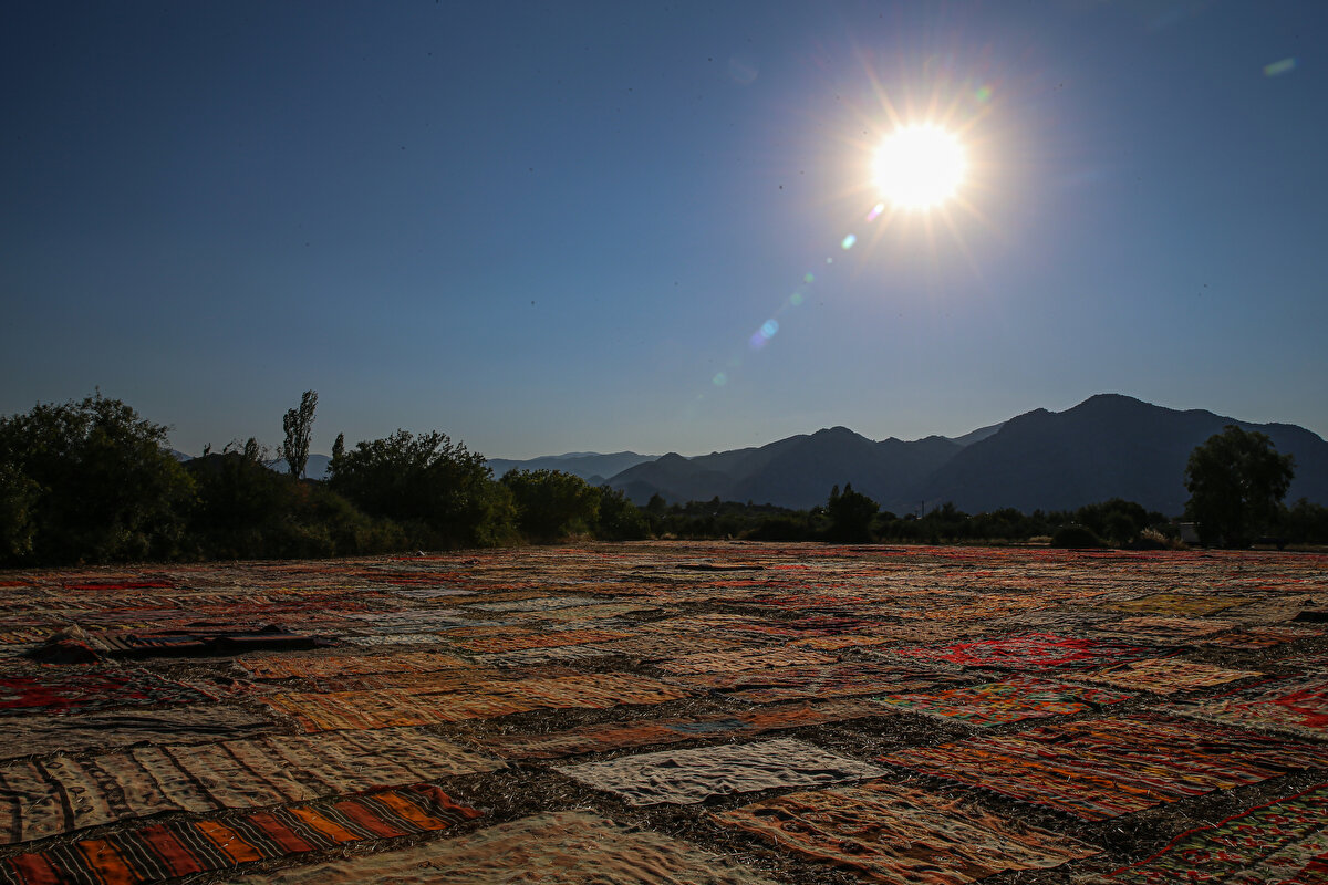 Döşemealtı ilçesinde halı işletmeciliği yapan Melih Topkara, AA muhabirine, dede mesleği bu işin nesilden nesle kendilerine kadar geldiğini söyledi.<br>
