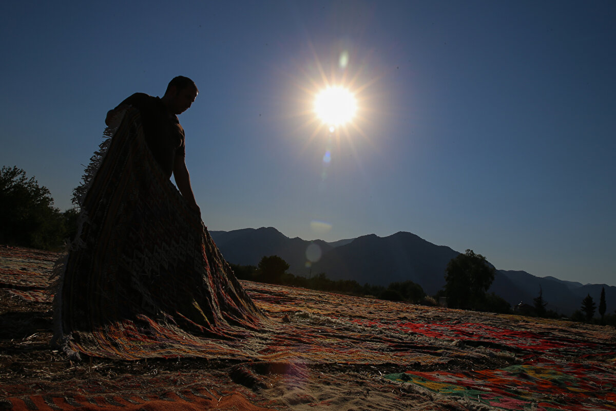 Halı tarlalarının turizme de hizmet ettiğini ifade eden Topkara, "Döşemealtı'nın iklimi halı ve kilimlerin işlem görmesi için çok uygun. Bu nedenle yaz aylarında boşalan araziler el dokumaları ile dolar. Halı ve kilimlerin oluşturduğu görüntü, her yerde oluşmuyor. Bu açıdan insanlar merak edip ve görmeye geliyorlar. Yerli ve yabancı turistler gerek kafile şeklinde gerekse bireysel olarak gelip, fotoğraf çekiyorlar." diye konuştu.<br>