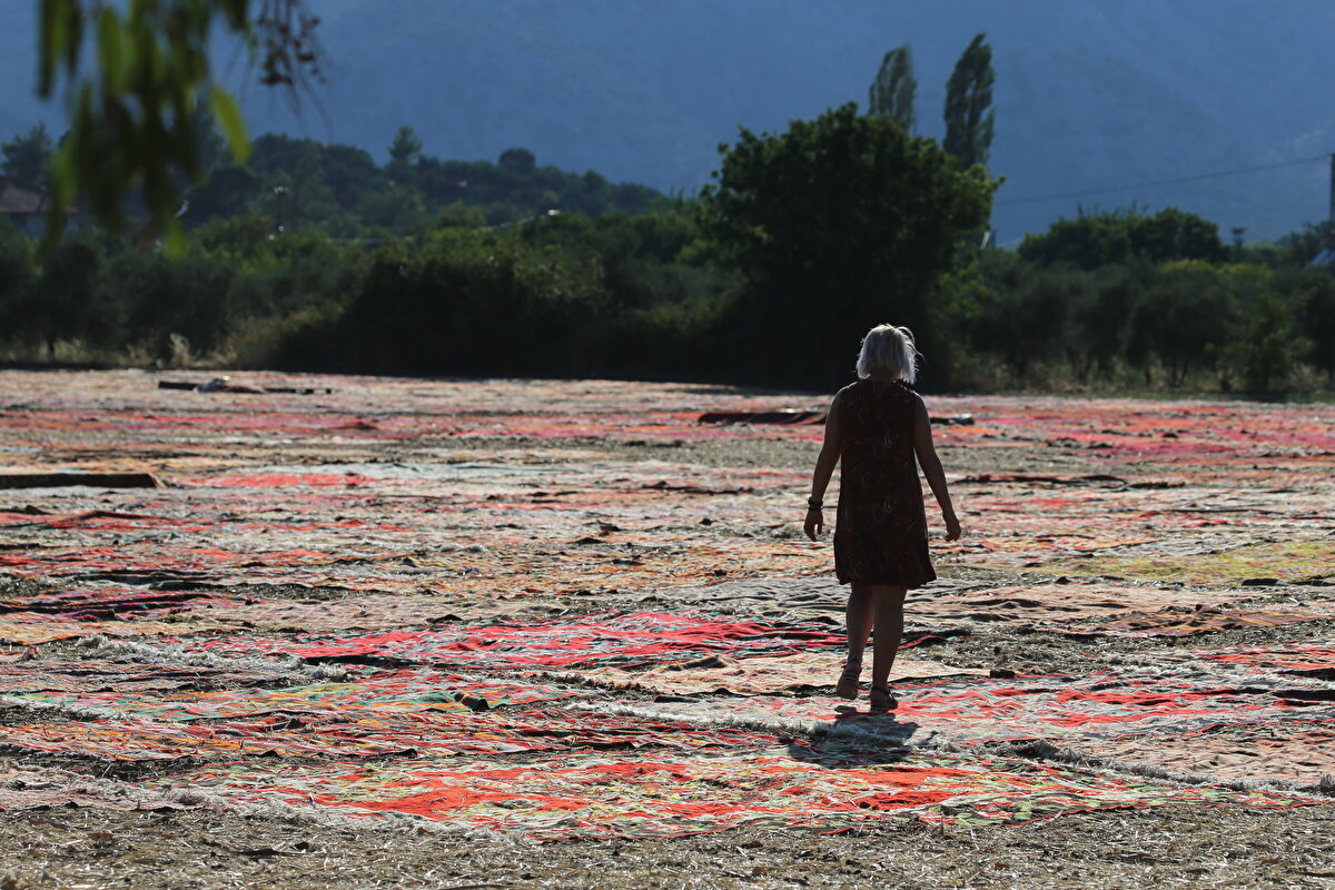 Belirli saatlerde çevrilen halı ve kilimlerin güneşlenme süresi kalitelerine göre değişiyor. Bütün yazı tarlada Antalya'nın sıcağı ve nemi altında geçiren milyonluk halı ve kilimler, eylül ayından itibaren toplanıyor ve tozlarından arındırılarak, satış bölgelerine gönderiliyor.<br>