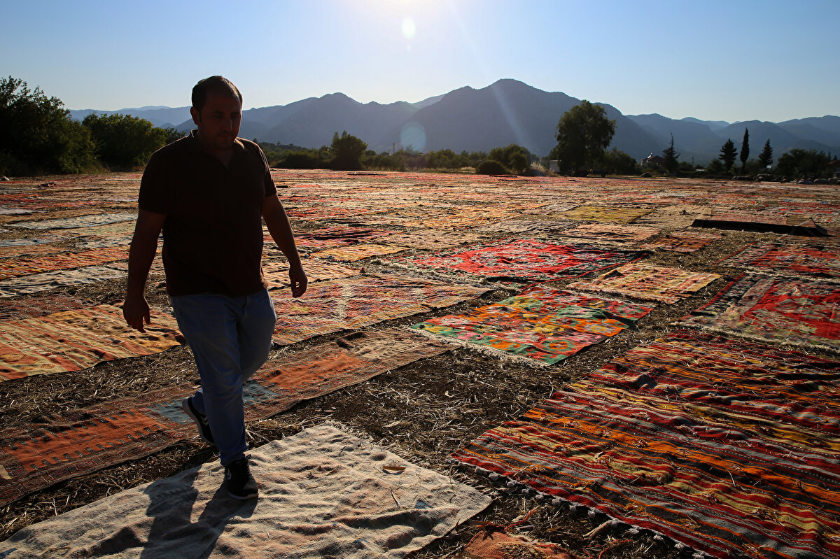 Anadolu'yu dolaşarak el dokuması halıları aldıklarını anlatan Börekçi, Döşemealtı'na getirerek bir dizi işlemlerden geçirdiklerini söyledi. Bazılarının eski halı olarak değerlendirdiği el dokumalarının ABD başta olmak üzere yurt dışında büyük ilgi gördüğünü belirten Börekçi, bazen çöpe atılan çok değerli halılarla karşılaşabildiklerini kaydetti.<br>