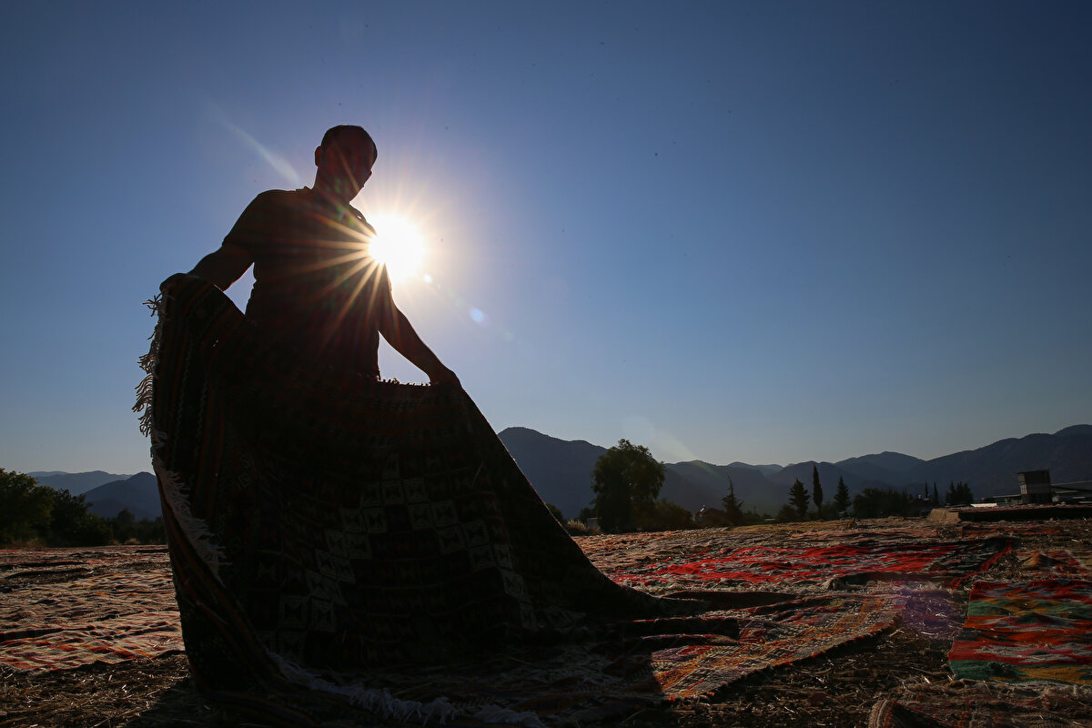 El dokumaları yurt dışında ilgi görüyor<br><br>Halı ticaretiyle uğraşan Halil Börekçi de bir dönem Türkiye'de el dokuma halı ve kilimlerin çok yaygın olduğunu belirtti.
