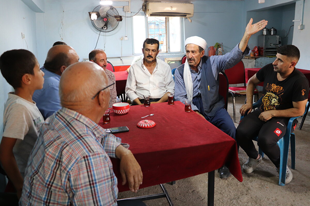 "Köyün içinde birtakım keşif ve incelemelerde bulunduk. Köyün etrafından özellikle yüksek kesimdeki arazilerde meydana gelebilecek yarılma açılmalar var mı diye jeoloji mühendisleriyle araştırma yaptık. Bu çalışmalar sonucunda hazırlayacağımız jeolojik etüt raporlarını yetkili makamlara ileteceğiz. Köy muhtarının iddia ettiği seslerin nedenini bilmemekteyiz. Bunu ilerleyen zamanlarda tespit edeceğiz."<br>