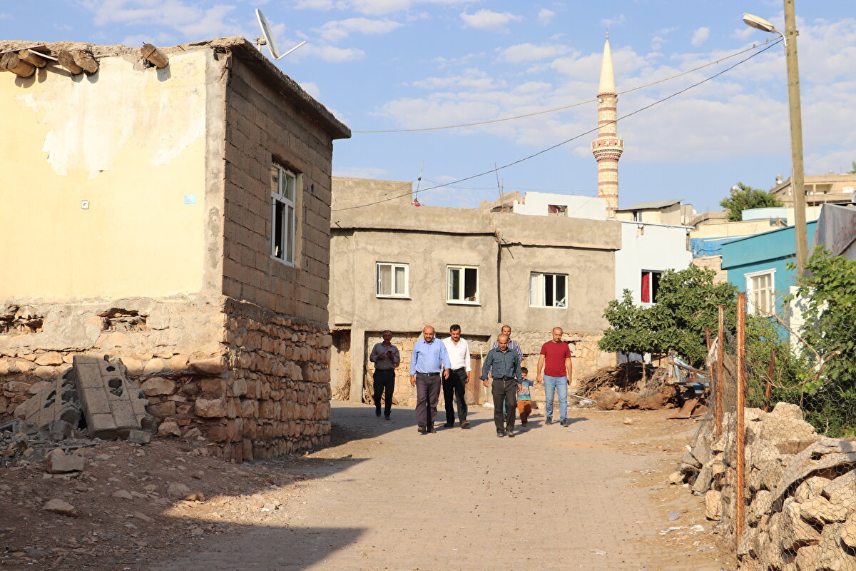 Baykara, "Yer altında ses geldiği zaman sanki bir kamyondan malzeme dökülmüş gibi ama ses derinden geliyor. Bu esnada tüm evlerde bir titreme oluyor. Bölgede deprem oldu zannediyoruz, haberlere bakıyoruz bir şey yok. Bir yol çalışması da yok bölgede. Köyümüz baraja 4 kilometre mesafede. Yer altındaki su belki boşlukları dolduruyor da olabilir. Aklımıza başka bir şey gelmiyor." ifadelerini kullandı.<br>