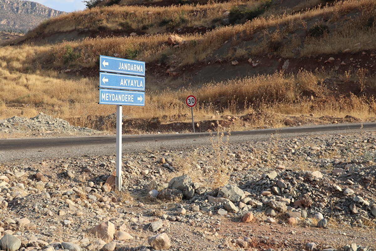 Durumu yetkililere bildirdiklerini aktaran Baykara, AFAD'ın köyde inceleme yaptığını ve buna ilişkin çıkacak raporun sonucunu beklediklerini belirtti.<br>