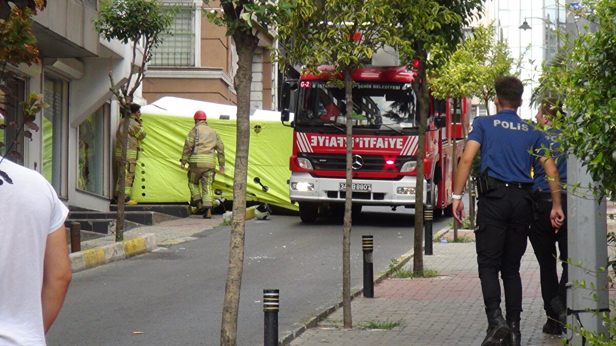 Olay, dün saat 11.30 sıralarında yaşandı. 19 Mayıs Mahallesi'ndeki 5 katlı binanın 4'üncü katında oturan N.G., iddiaya göre evinin penceresinden yoldan geçenlerin üstüne cam şişeler fırlattı.