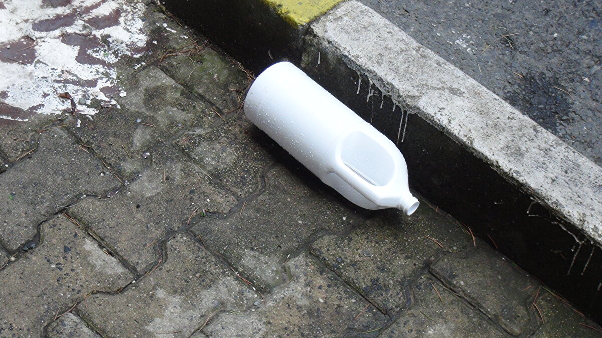 Kadının pencereden aşağı döktüğü kezzap mahalle esnafı tarafından yıkanarak temizlendi.