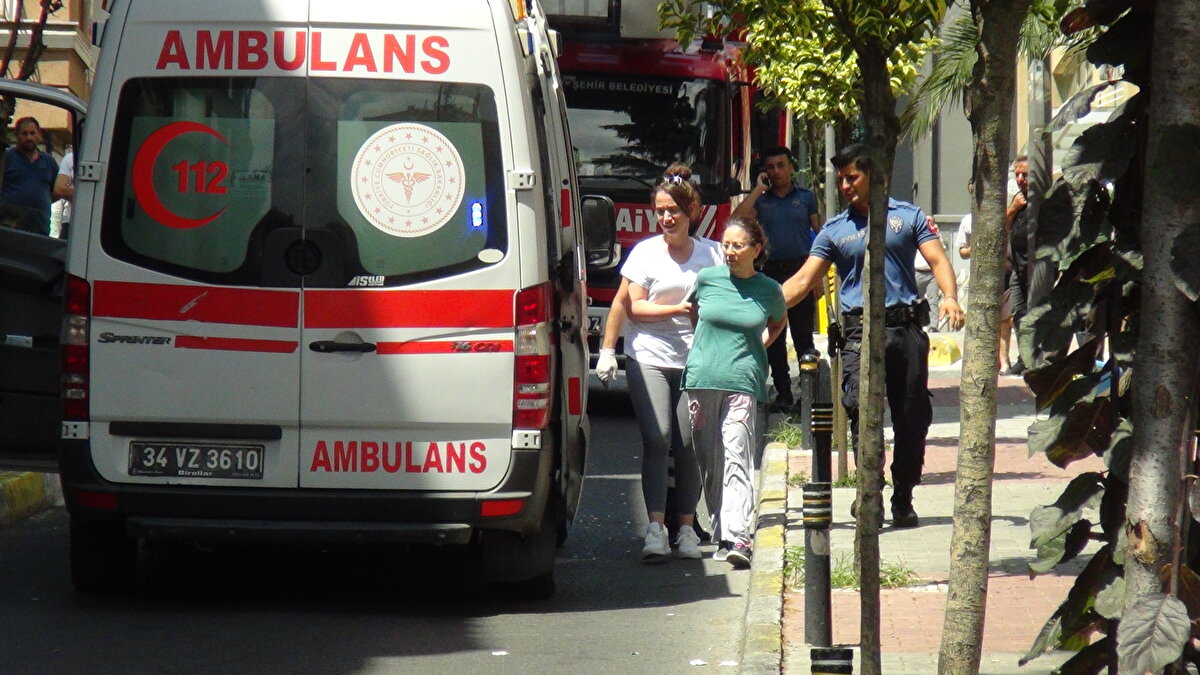 Polisin kelepçe takarak gözaltına aldığı N.G., ambulansa alınarak hastaneye kaldırıldı. 