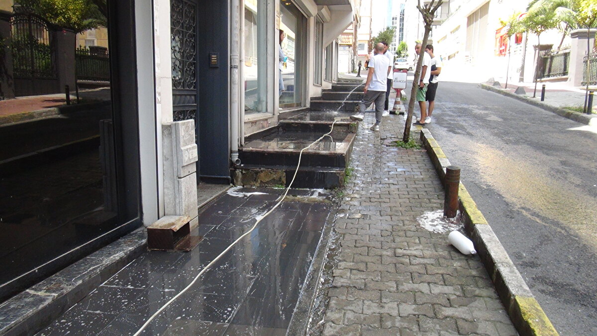 İtfaiye ekipleri kadının pencereden düşme ihtimaline karşı şişme hava yastığı açarak önlem aldı.