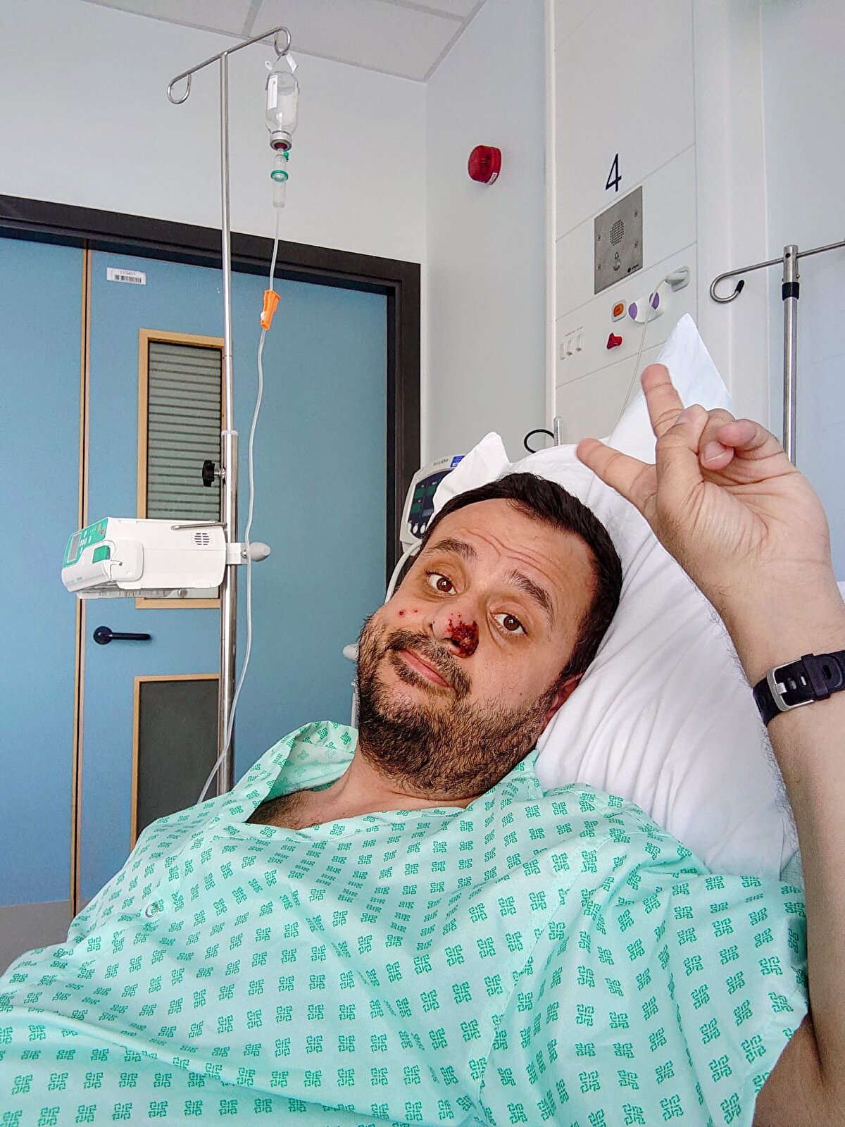 Dünya çapında 18 bin vaka var ve her 5 günde bir açıklanan sayılar da artıyor. Demek ki bu, herkesi etkileyebilecek bir hastalık. Ama insanlara sürekli yanlış bilgilendirmeler yapıldı başlarda. Bu da diğer insanların korunmamasına, hatta belki çocuklarına, eşlerine, daha risk grubu altındaki insanlara bulaştırmasına sebep oldu" diyerek sözlerini noktaladı