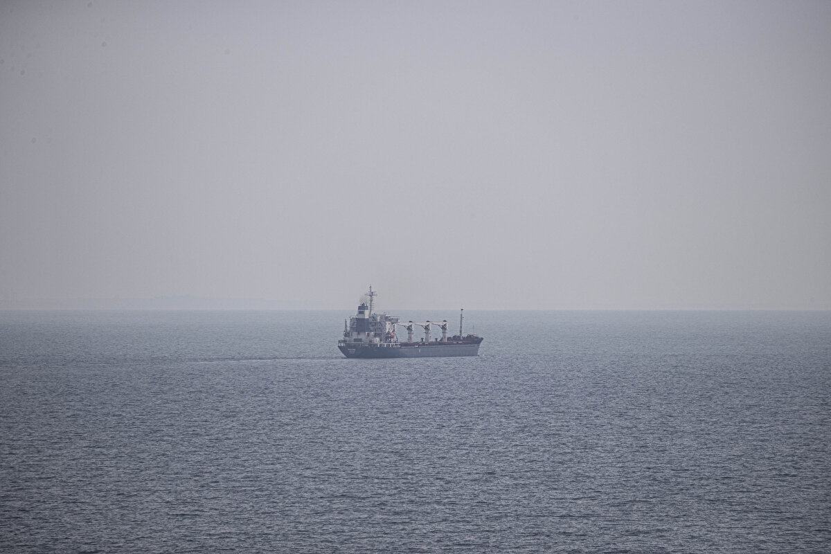 Mısır yüklü Razoni isimli Sierra Leone bayraklı kuru yük gemisinin Lübnan`a gideceği bildirilen açıklamada, "22 Temmuz 2022’de Türkiye, Rusya Federasyonu, Ukrayna ve Birleşmiş Milletler arasında imzalanan `Tahıl ve Yiyecek Maddelerinin Ukrayna Limanlarından Emniyetli Sevki Girişimi` belgesi kapsamında sevkiyat yapacak bu ilk gemiyi takiben diğer gemilerin de belirlenen koridor ve usuller çerçevesinde intikalleri planlanmaktadır" sözleri yer aldı.<br>