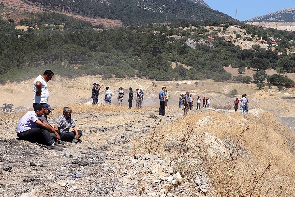Şlam havuzunda vince bağlı kurtarma sepetiyle kepçeye ulaşan ekipler, halata bağladıkları aracı dozerler ile çekmeye çalıştı. Gün boyu süren çalışmalar, havanın kararmasıyla da sürdü. 