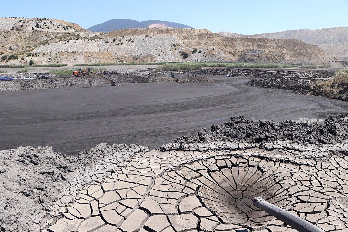 Kırsal Dereköy Mahallesi'nde özel bir şirkete ait kömür ocağındaki şlam havuzunda dün sabah 06.00 sıralarında çökme meydana geldi. Bu sırada bölgede çalışma yapan kepçe operatörü İbrahim Demir, havuzdan akan tonlarca çamurun altında kaldı.<br>