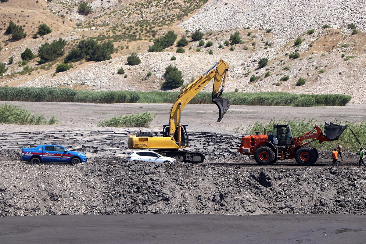 Öte yandan, Şlam havuzunun seviyesinin düşürülmesinin ardından vince bağlı kurtarma sepetiyle kepçeye ulaşan ekipler, kepçenin kabin tavanını keserek, kabin içinde Demir'in cansız bedenine ulaştı. 43 saat sonra ulaşılan Demir'in cansız bedeni, ön otopsi için Soma Devlet Hastanesi morguna kaldırıldı. 