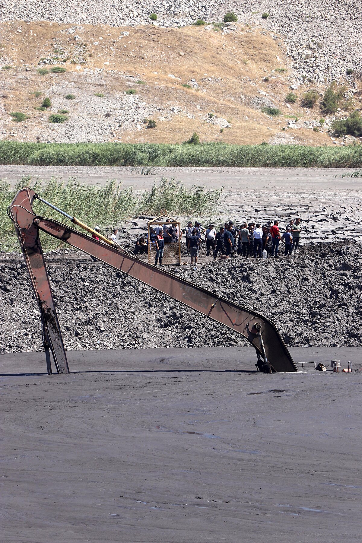 Cenazenin daha sonra İzmir Adli Tıp Kurumu'na gönderileceği öğrenildi. Olayla ilgili soruşturma sürüyor.<br><br>