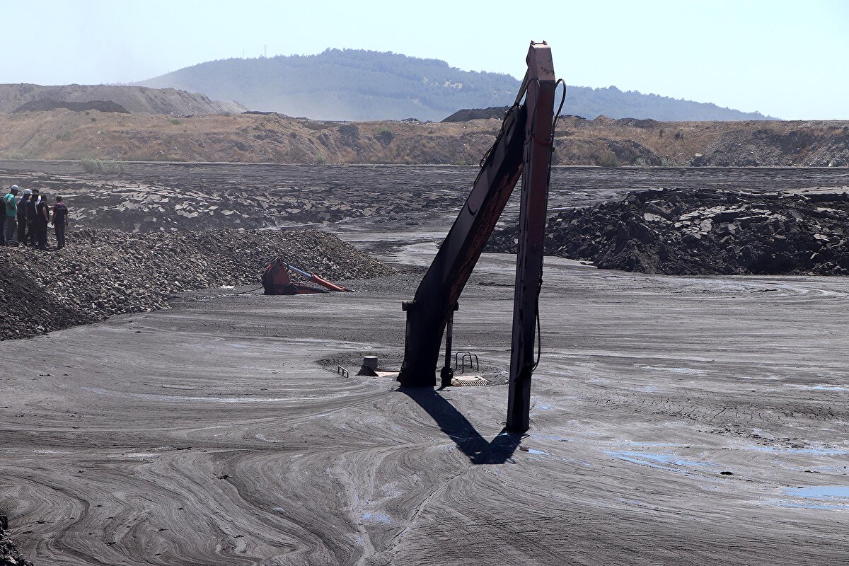 CANSIZ BEDENİNE 43 SAAT SONRA ULAŞILDI<br><br>İlk olarak kepçenin batık olduğu bölgeye yol yapılarak, araca ulaşıldı. Havuzun akış yönüne bent yaparak havuzu ortadan ikiye bölen ekipler, daha sonra açılan kanal ile çamuru tahliye etmeye başladı.