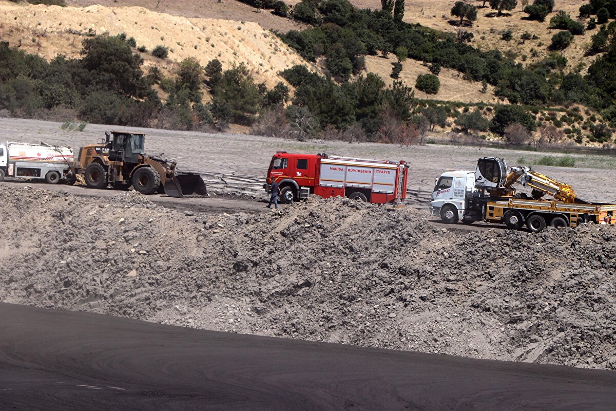 Kamyon şoförü İbrahim Coşkun (47) ise çökmeyi son anda fark ederek, araçtan atlayarak canını kurtardı. Kamyonun üzerine çıkan Çoşkun, kurtarılmayı bekledi. İhbarla bölgeye sağlık, jandarma, itfaiye ve arama kurtarma ekibi sevk edildi. Kamyon şoförü Coşkun itfaiye ekiplerince kurtarılırken, evli ve 2 çocuk babası Demir için arama-kurtarma çalışması başlatıldı.<br><br>